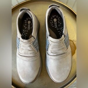BZEES GIDDY UP SLIP ON SNEAKERS IN BEIGE/TAUPE. SIZE: 6M. NEW WITHOUT TAGS